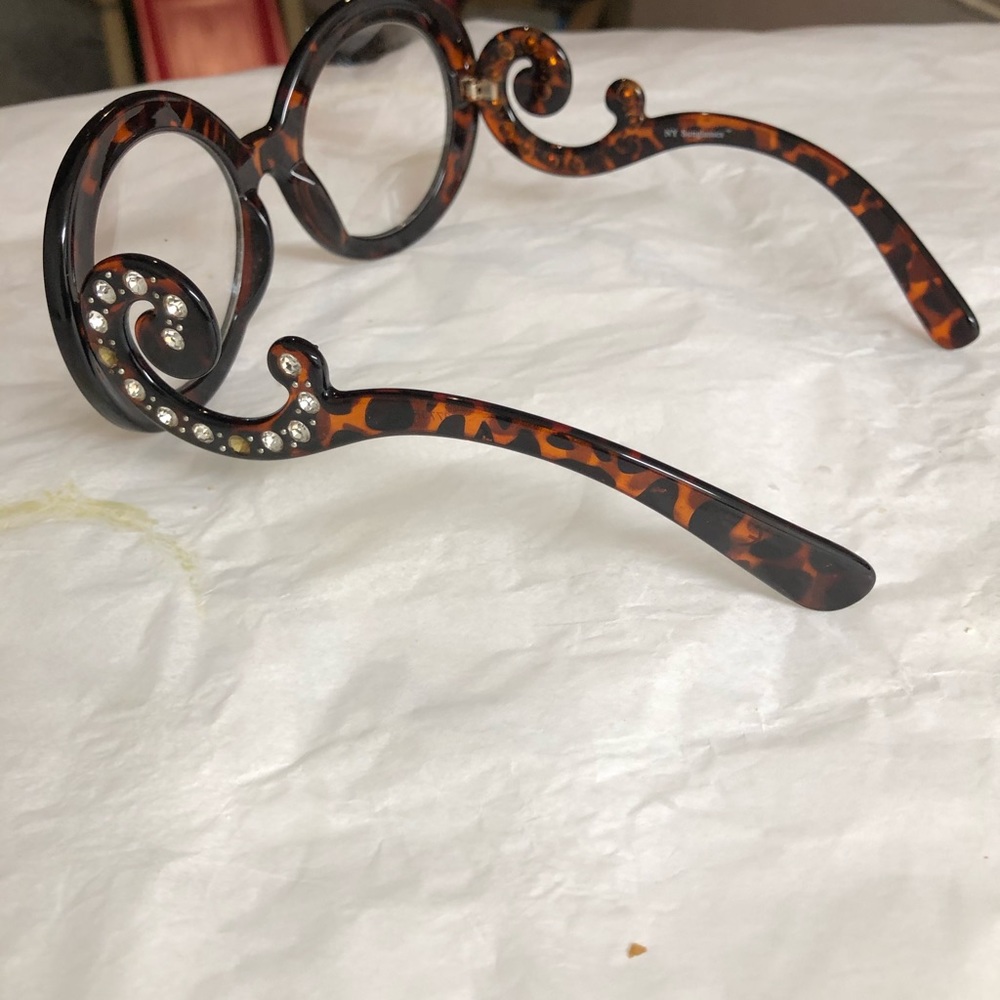 Oversized shade in tortoise shell